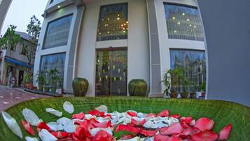 Breakfast, lunch, dinner served; local and international cuisine