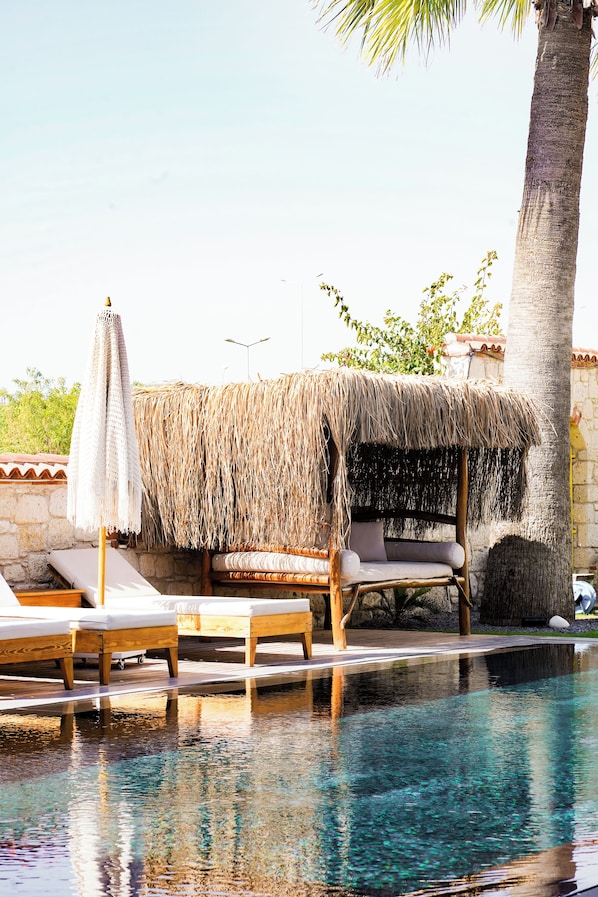 Outdoor pool, pool umbrellas, sun loungers
