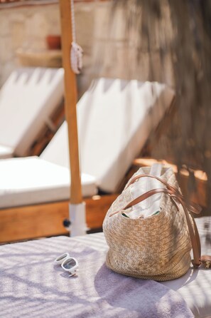 Outdoor pool, pool umbrellas, pool loungers - Alacati Limonaia Hotel (Cesme)