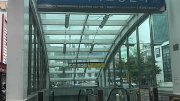 Ein Einkaufszentrum mit Rolltreppen und Glasgeländern.