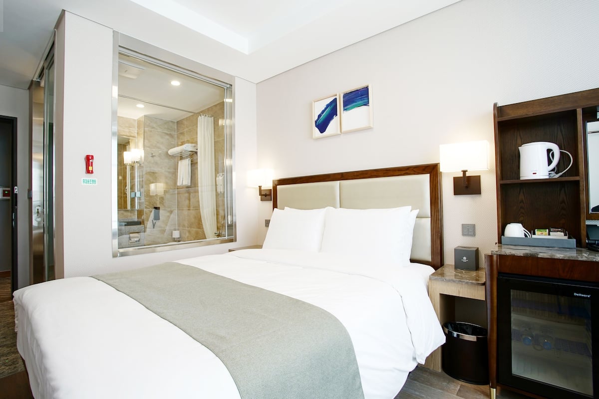 premium bedding, down duvets, in-room safe, desk