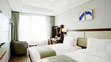 Sengetøy av topp kvalitet, dundyner, safe på rommet og skrivebord