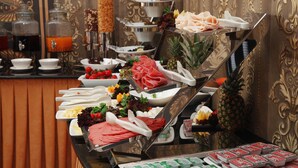 A buffet with various food items and a pineapple centerpiece. - Grand Vuslat Hotel (Trabzon)