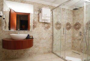 Shower, free toiletries, hair dryer, slippers - Grand Vuslat Hotel (Trabzon)