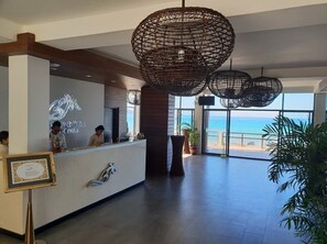 ฝ่ายต้อนรับ