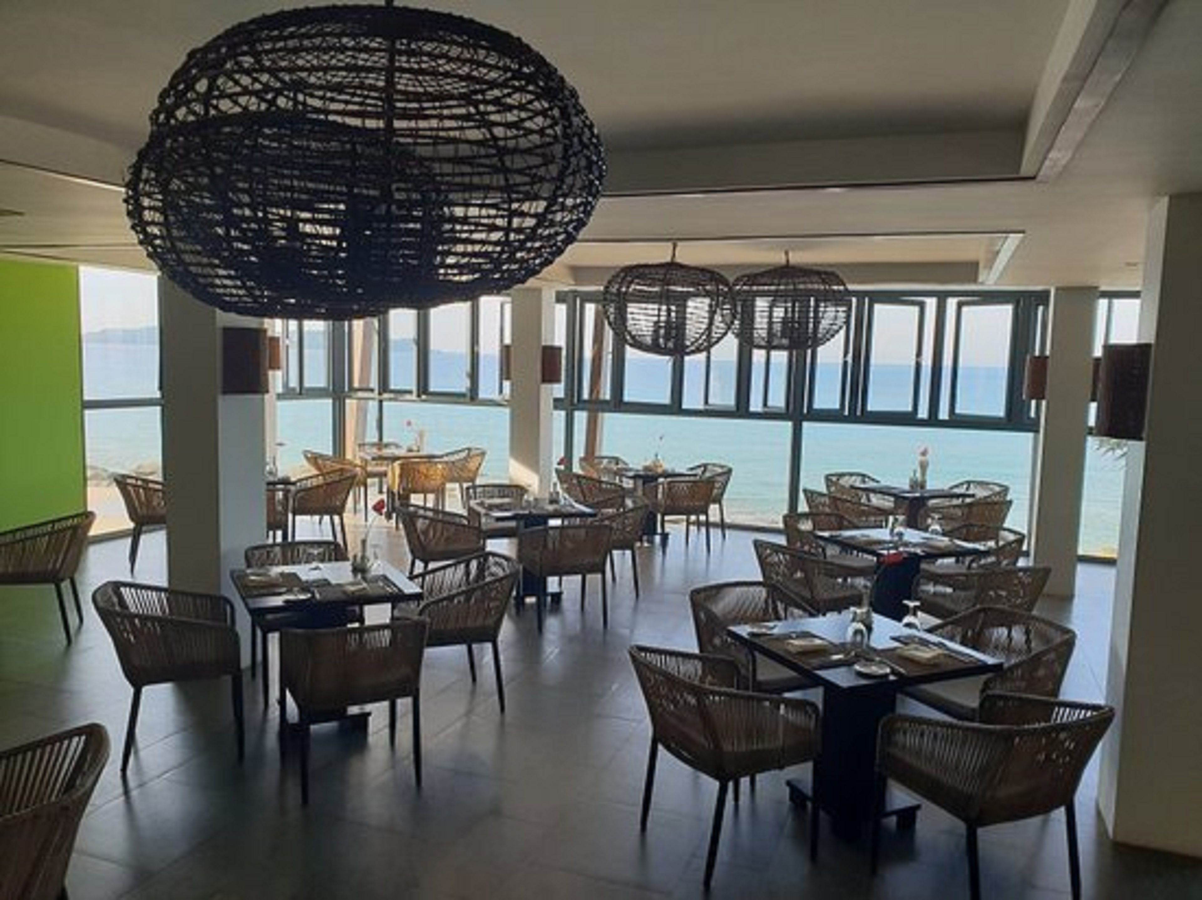 Petit déjeuner, déjeuner et dîner servis sur place