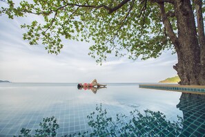 สระว่ายน้ำกลางแจ้ง