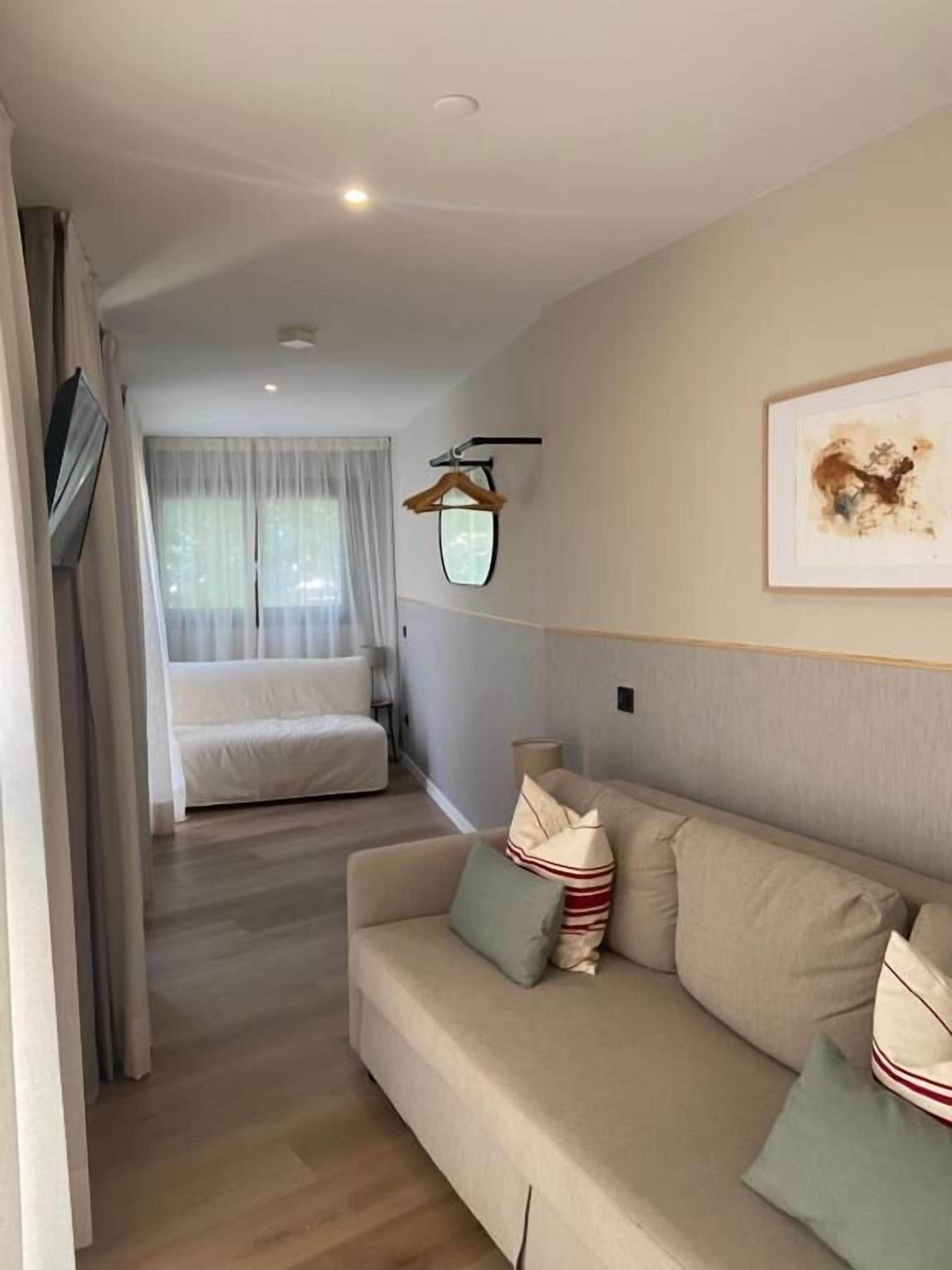 Comfort appartement | Woonruimte | Een 24-inch flatscreentelevisie met satellietzenders en een televisie