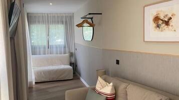 Comfort appartement | Woonruimte | Een 24-inch flatscreentelevisie met satellietzenders en een televisie