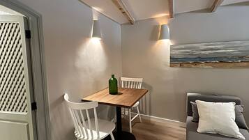 Eenvoudige loft | Woonruimte | Een 24-inch flatscreentelevisie met satellietzenders en televisie