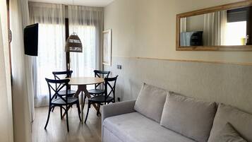 Comfort appartement | Woonruimte | Een 24-inch flatscreentelevisie met satellietzenders en een televisie