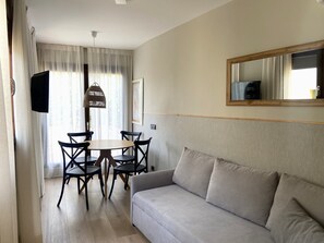 Comfort Apartment | Living area | 24-inch flat-screen TV with satellite channels, TV - Hotel Caléndula  (Sant Feliu de Guixols)