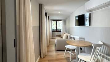 Comfort Studio | Living area | 24-inch flat-screen TV with satellite channels, TV