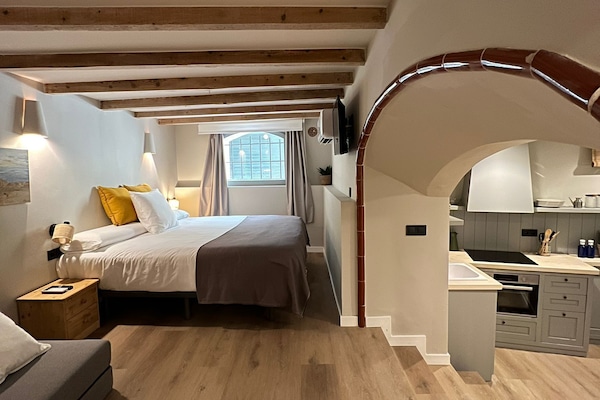 Loft básico | Área de sala de estar | Televisión de pantalla plana de 24 pulgadas con canales vía satélite