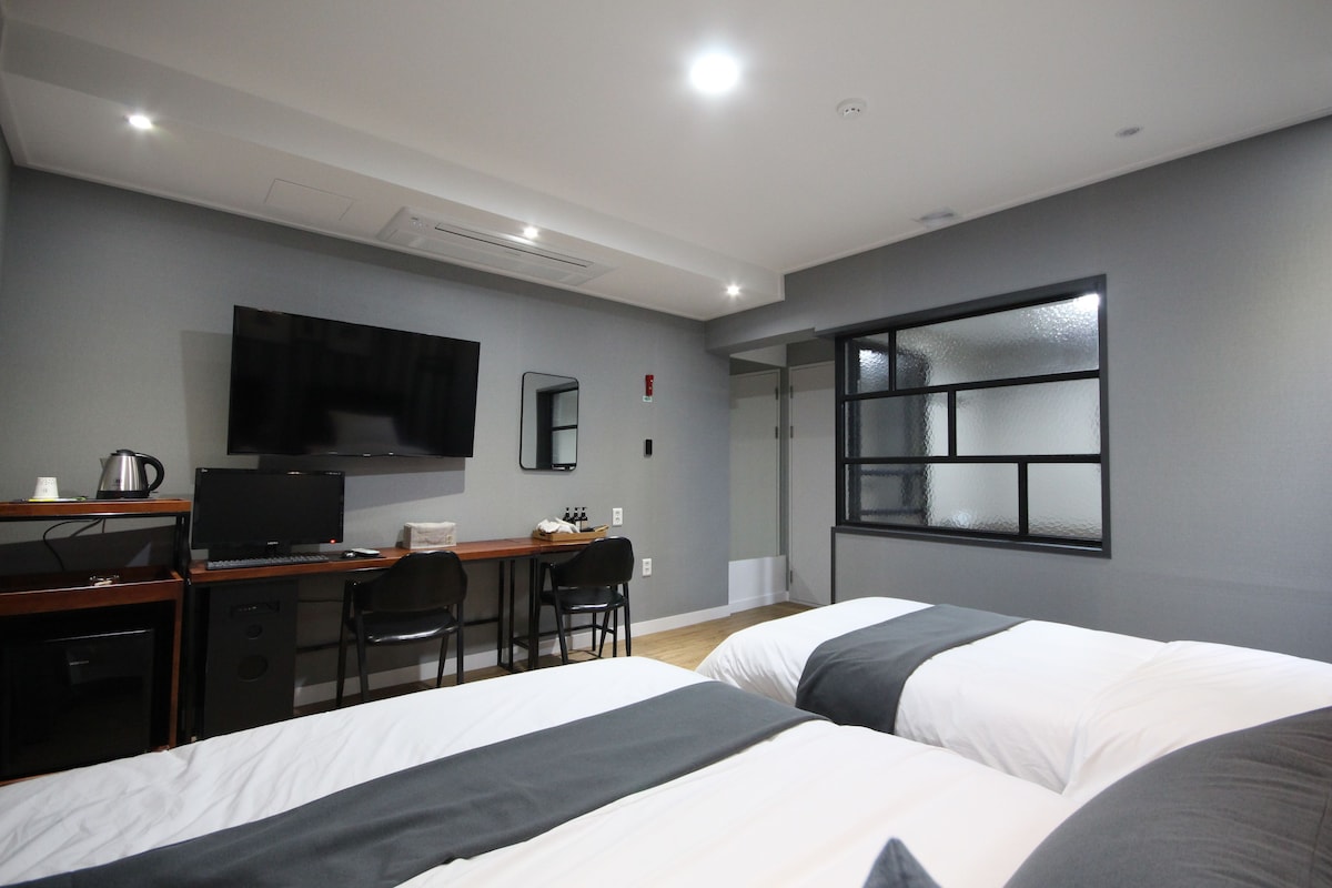 Desk, blackout drapes, soundproofing, WiFi (free)