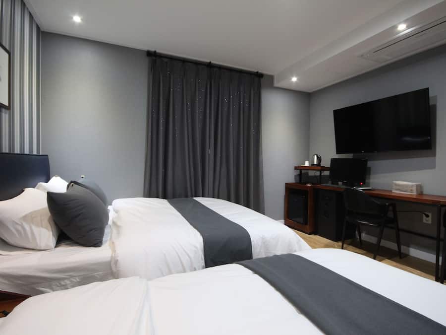 Quarto duplo | Escrivaninha, cortinas blackout, quartos à prova de som