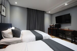 Escritorio, cortinas blackout, sistema de insonorización y wifi gratis 