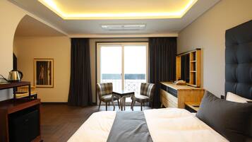 Suite | Een bureau, verduisterende gordijnen, geluiddichte muren, gratis wifi