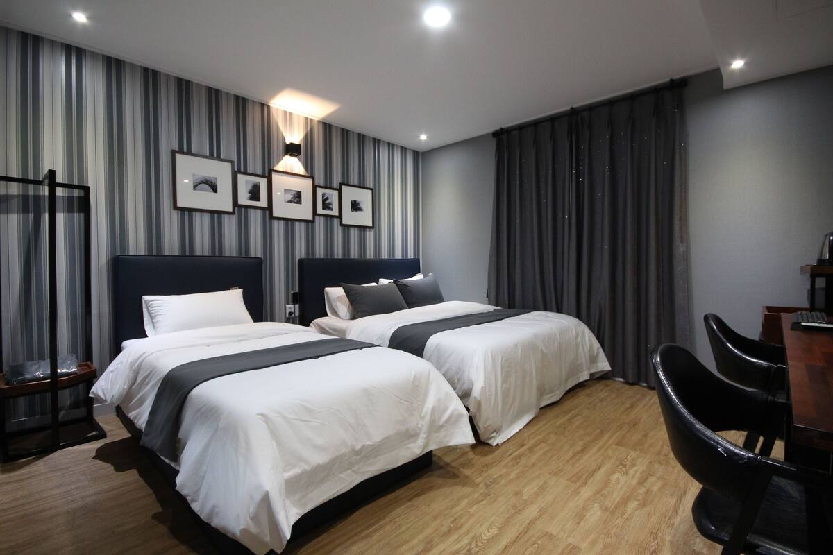 Twin Room | Desk, blackout drapes, soundproofing, WiFi (free)