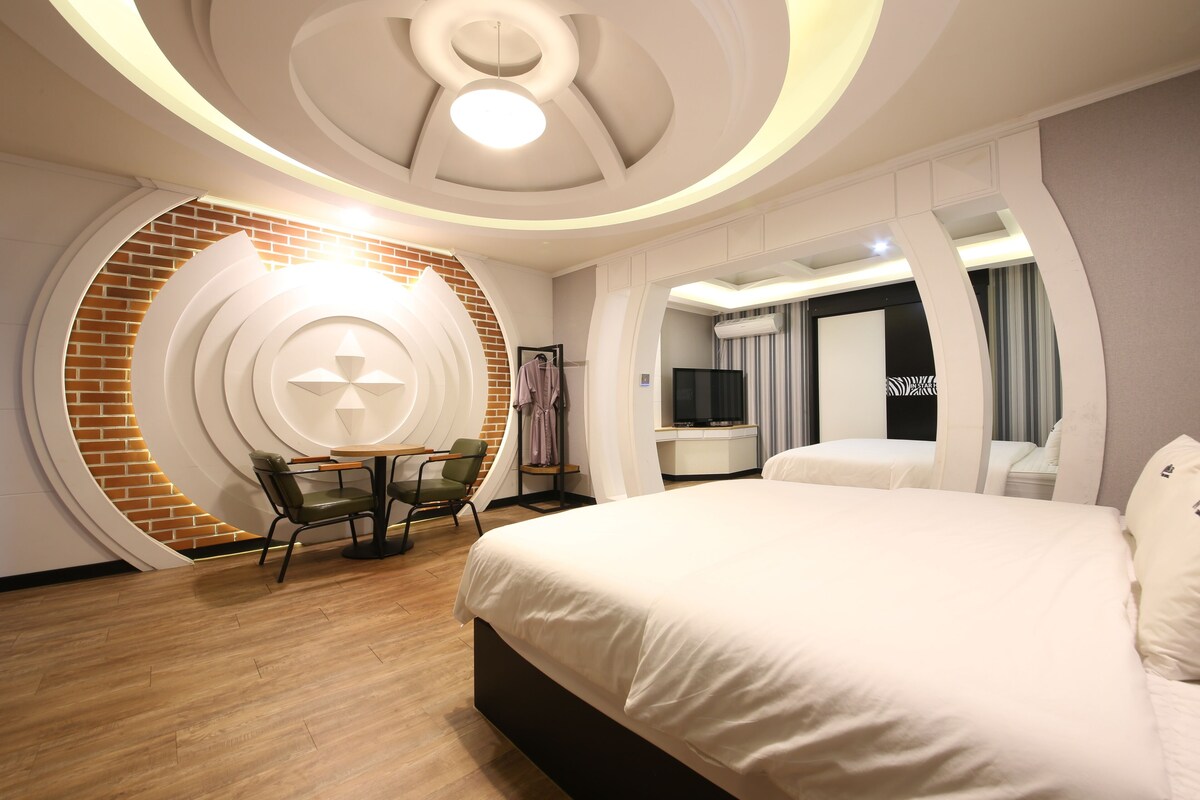 Blackout drapes, WiFi (free), bed sheets