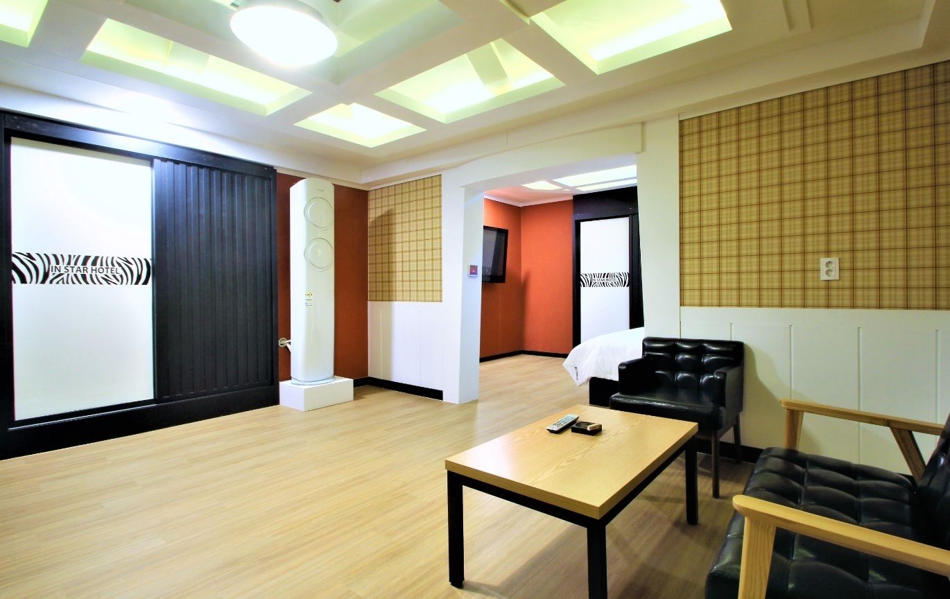 Suite, 1 Double Bed | Living area | Flat-screen TV