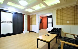 Suite, 1 Tempat Tidur Double | Area keluarga | TV layar datar