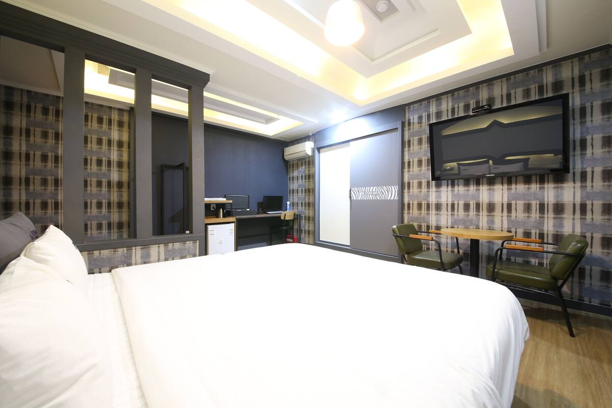 Standard Room | Blackout drapes, WiFi (free), bed sheets
