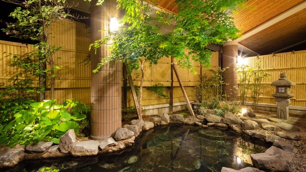 En traditionel japansk have med en dam fyldt med koi-karper, bambushegn og stenlygter.