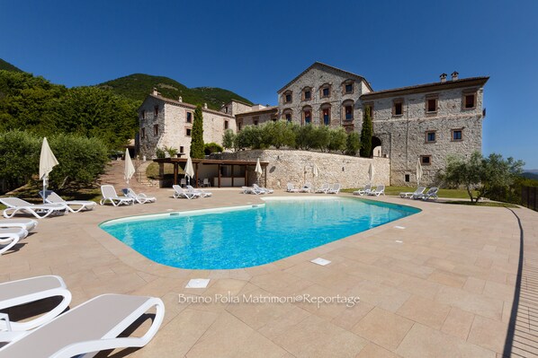 สระว่ายน้ำกลางแจ้งเปิดตามฤดูกาล, ร่มริมสระว่ายน้ำ, เก้าอี้อาบแดดริมสระ