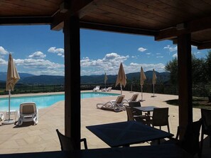 สระว่ายน้ำกลางแจ้งเปิดตามฤดูกาล, ร่มริมสระว่ายน้ำ, เก้าอี้อาบแดดริมสระ