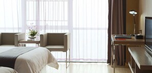 Phòng 2 giường đơn Deluxe | Minibar, bàn, bàn ủi/dụng cụ ủi quần áo 