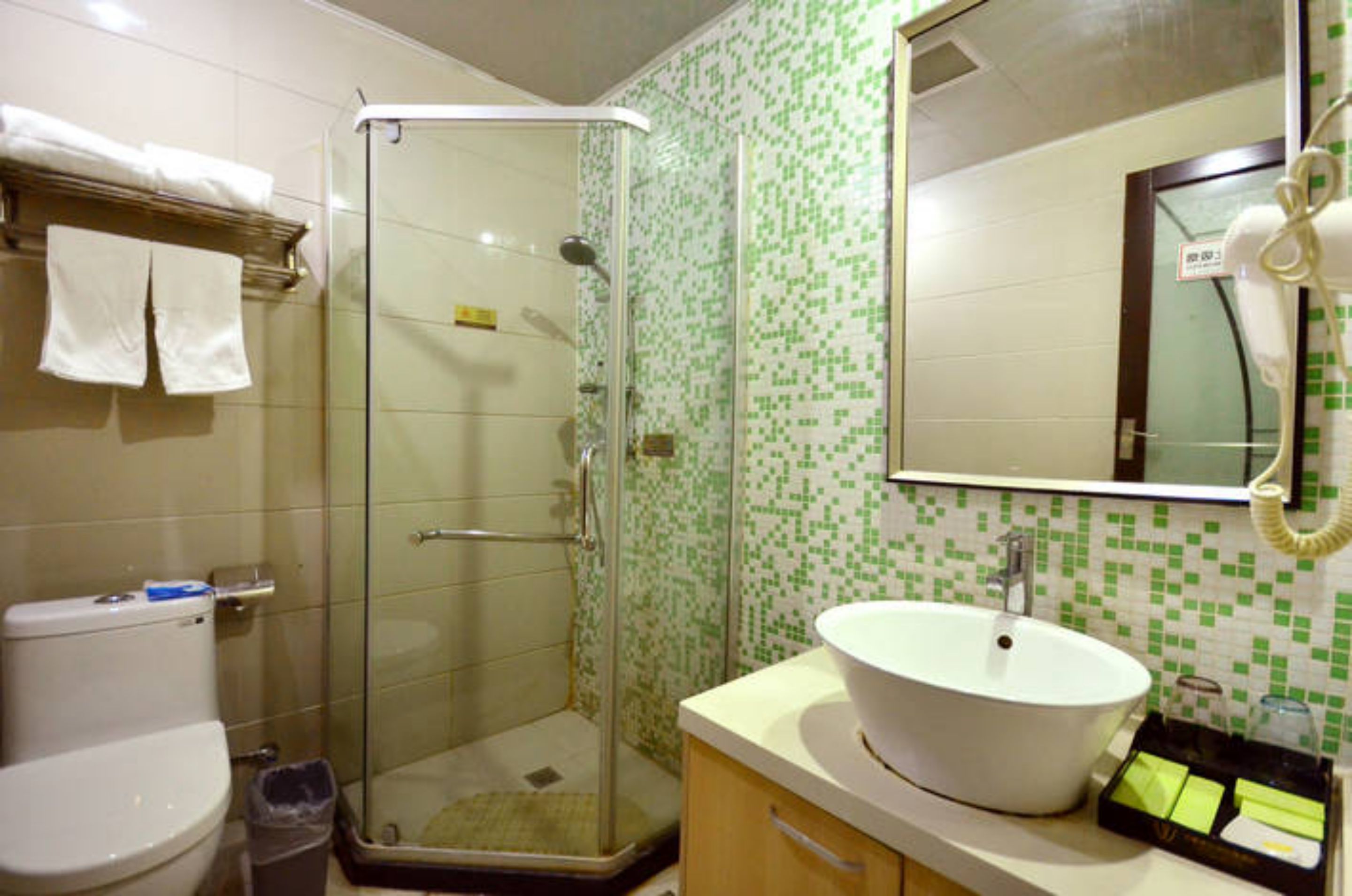 豪华双床房 | 浴室 | 淋浴设施、免费洗浴用品、吹风机、拖鞋