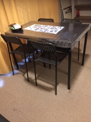 Chambre Quadruple (For 2 Guests) | Restauration dans la chambre
