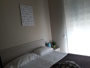 Kamar Double, kamar mandi umum | Didekorasi berbeda-beda dan dilengkapi dengan perabotan berbeda-beda