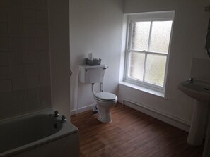Bathroom - The Markets Tavern Hotel (Brecon)