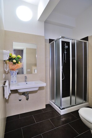 双人房或双床房 | 浴室 | 淋浴设施、免费洗浴用品、吹风机、坐浴桶