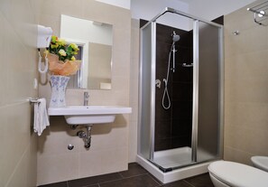 Family Room | Bathroom | Shower, free toiletries, hair dryer, bidet - Club Hotel (Gabicce Mare)