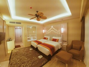 Minibar, caja de seguridad en la habitación y escritorio 