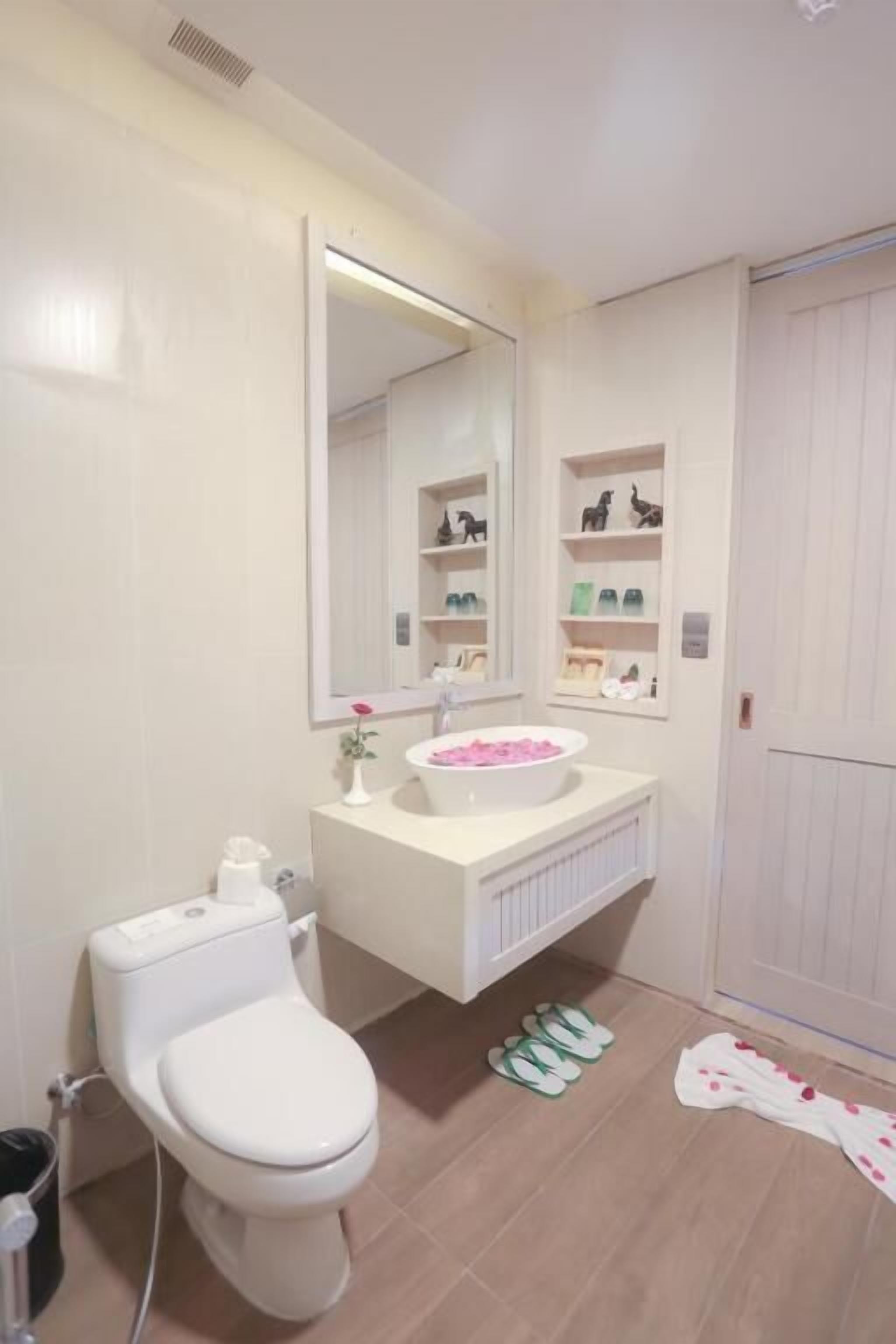 separate bathtub and shower, free toiletries, hair dryer, bathrobes