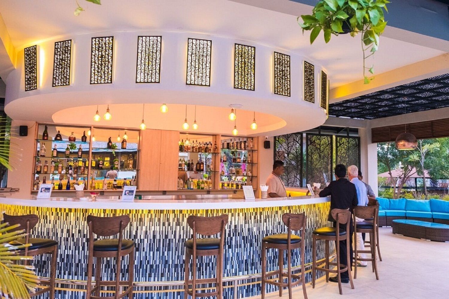 Bar en bord de piscine