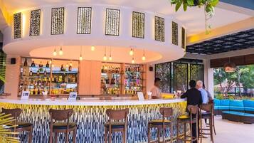 Bar en bord de piscine