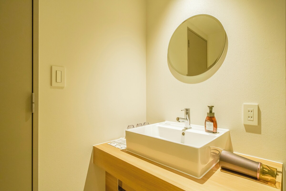 Bathroom | Combined shower/tub, free toiletries, slippers, electronic bidet