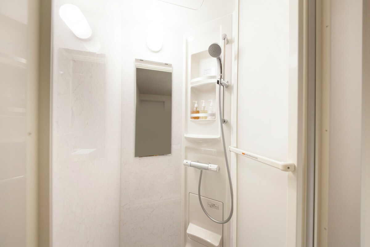 Bathroom | Combined shower/tub, free toiletries, slippers, electronic bidet