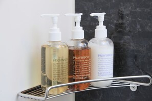 Combined shower/tub, free toiletries, slippers, electronic bidet - Center Hotel Tokyo (Tokyo)