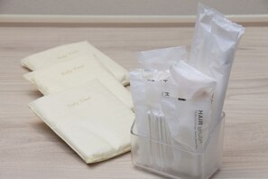 Bañera con ducha, artículos de tocador gratuitos, pantuflas