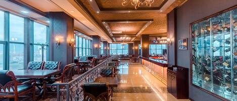 3 restaurantes, se sirve desayuno