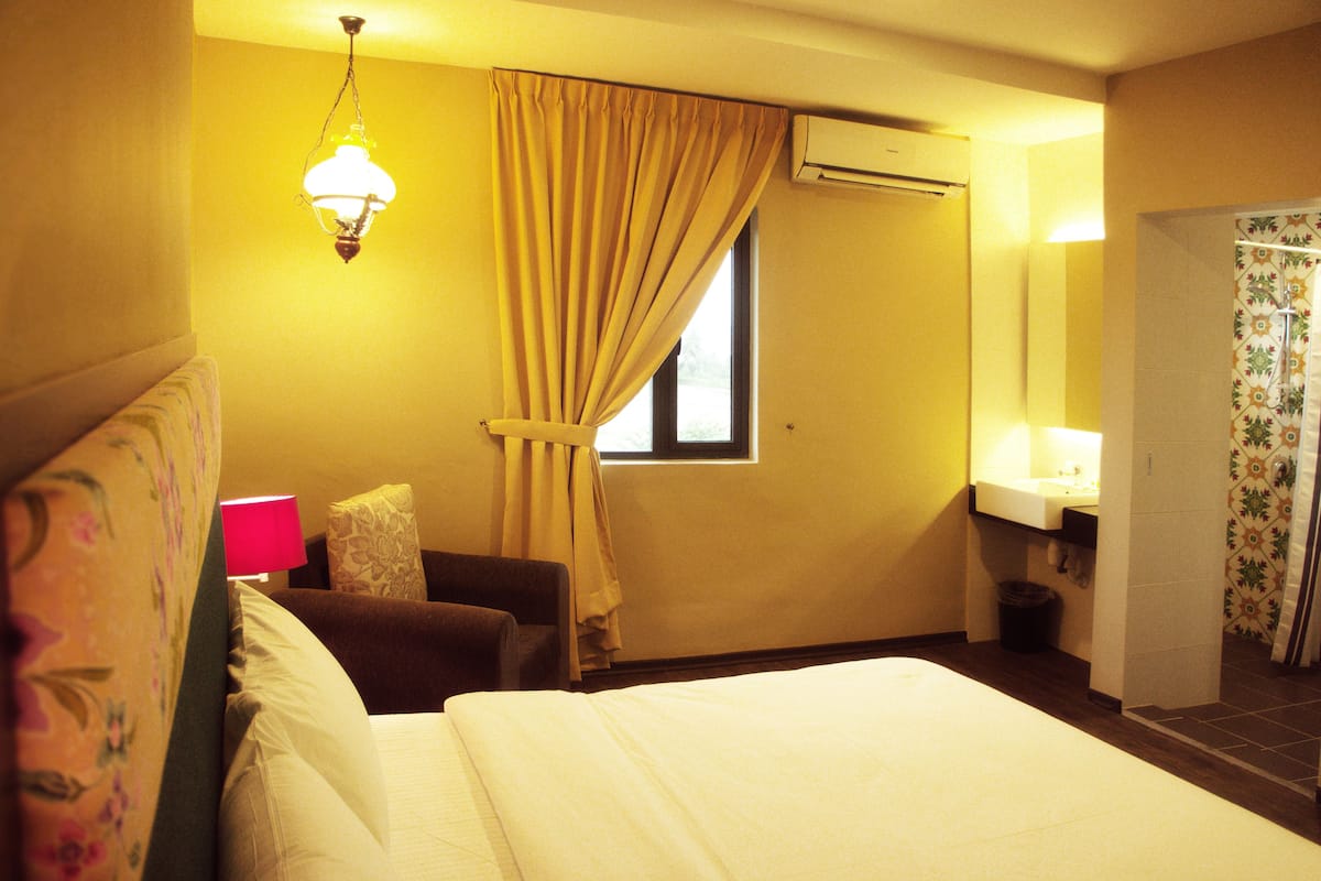 Suite | Desk, soundproofing, iron/ironing board, free WiFi