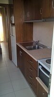 Refrigerador con freezer, horno, placa de cocina, utensilios de cocina
