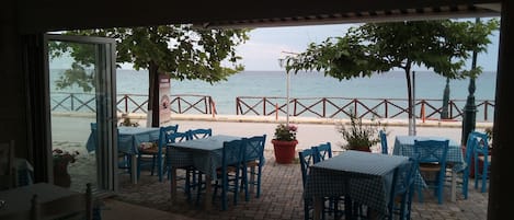 Breakfast, lunch, dinner served; Greek cuisine