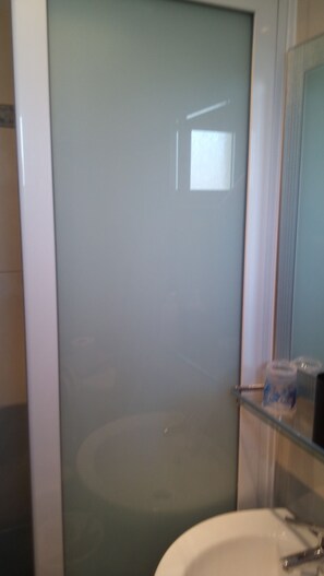 Habitación con 1 cama matrimonial o 2 individuales, 1 cama matrimonial o 2 camas individuales | Baño | Regadera, amenidades de baño gratuitas, toallas, jabón 